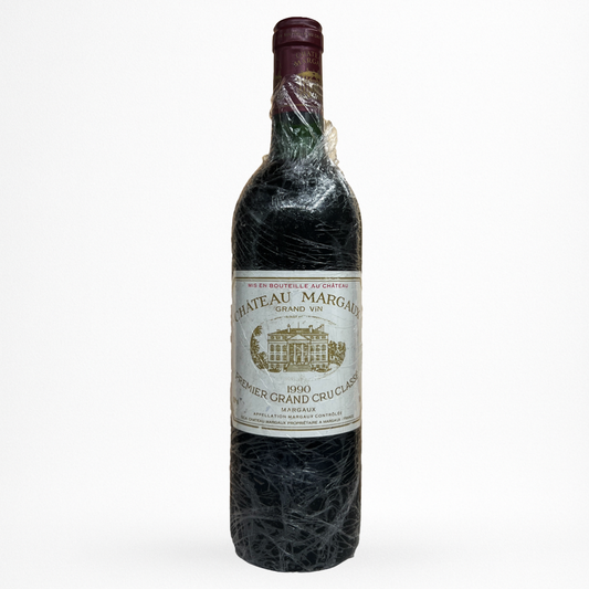 Bouteille de vin rouge Château Margaux 1990, verre sombre partiellement filmé, étiquette crème, capsule bordeaux, fond blanc