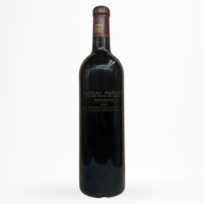 Bouteille de vin rouge Château Margaux 2005, contre étiquette noire, capsule bordeaux, verre sombre sur fond blanc