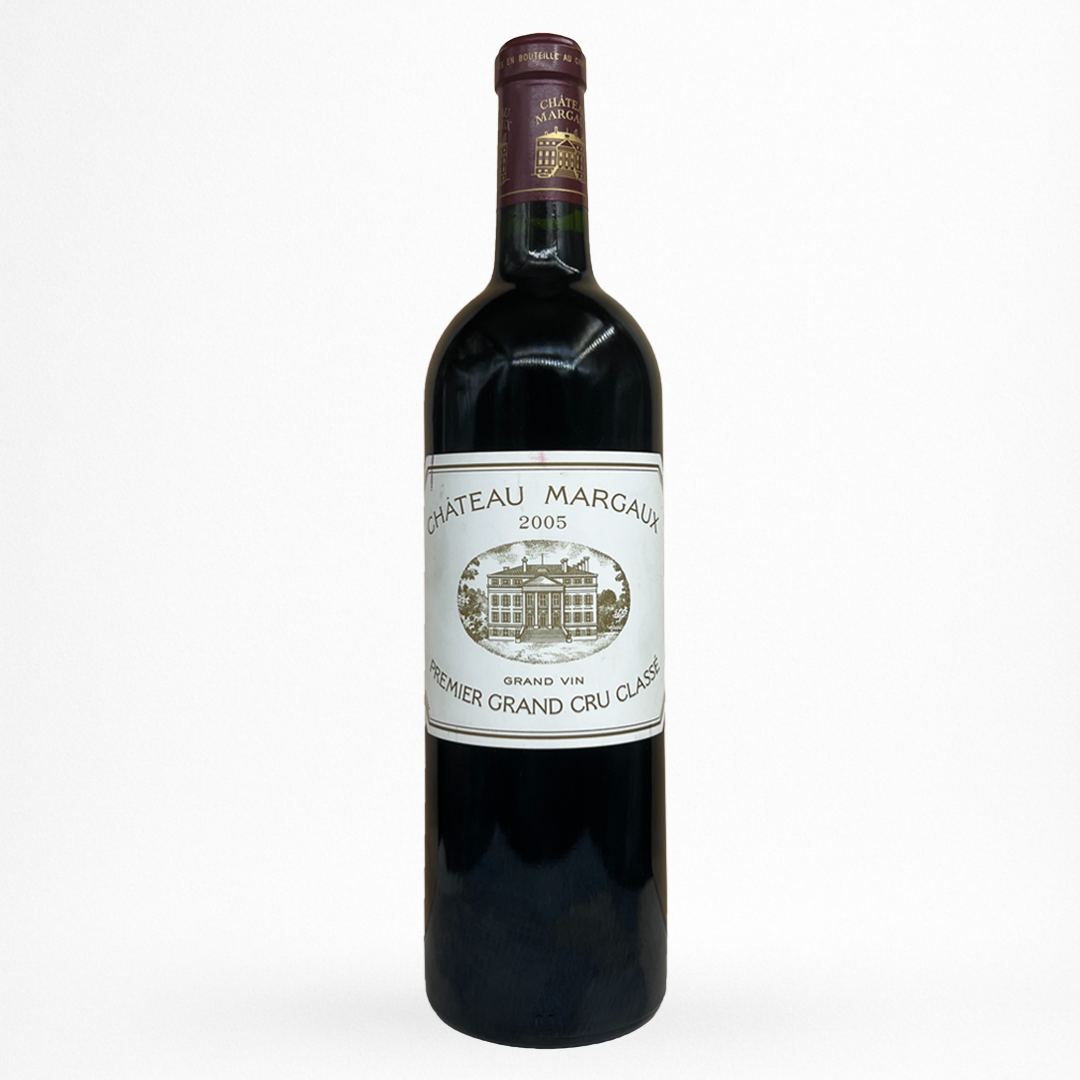 Bouteille de vin rouge Château Margaux 2005, étiquette crème avec château, capsule bordeaux, verre sombre sur fond blanc