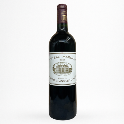 Bouteille de vin rouge Château Margaux 2005, étiquette crème avec château, capsule bordeaux, verre sombre sur fond blanc