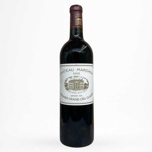 Bouteille de vin rouge Château Margaux 2005, étiquette crème avec château, capsule bordeaux, verre sombre sur fond blanc