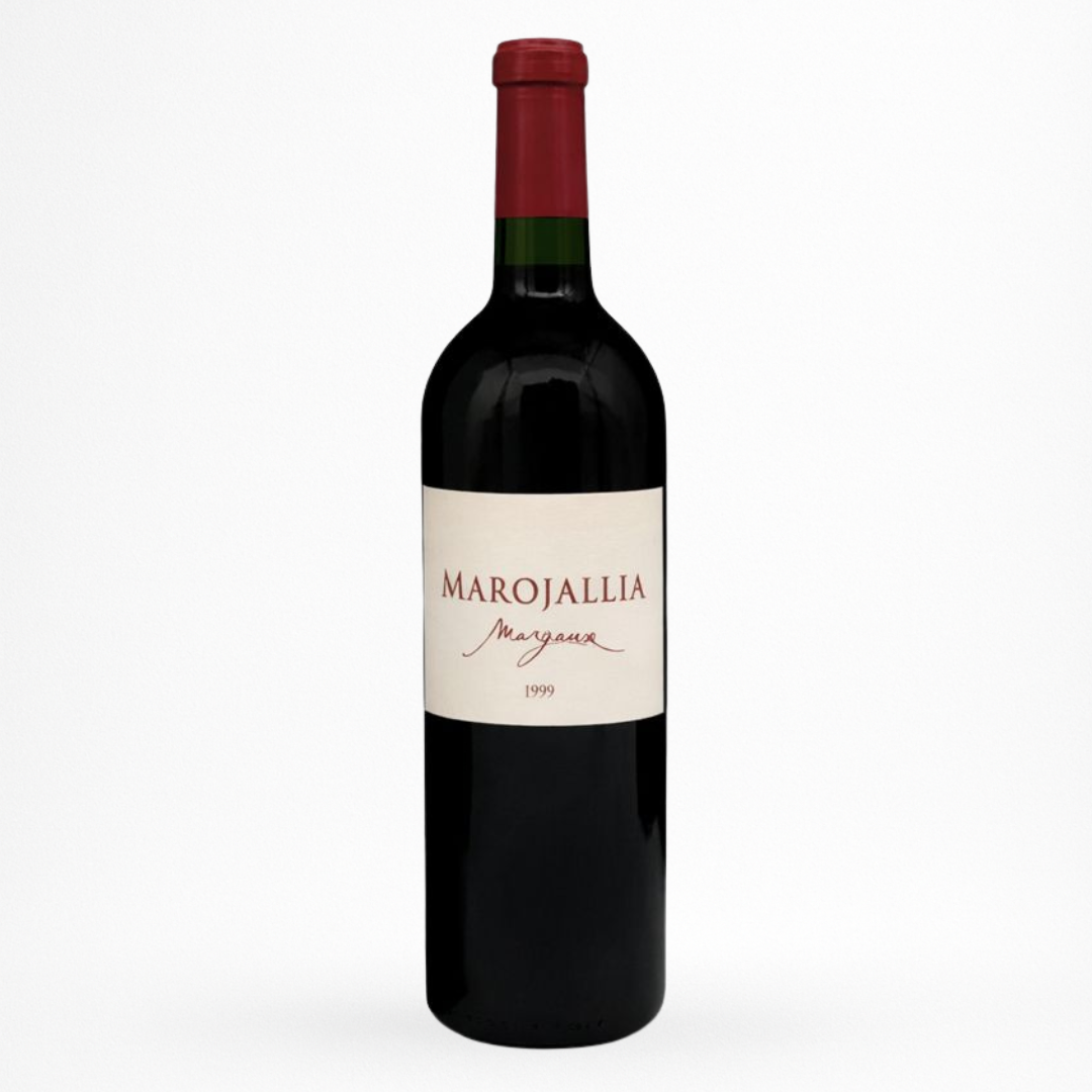 Bouteille de vin rouge Marojallia 1999 Margaux, étiquette rose pâle, capsule rouge, verre sombre sur fond blanc