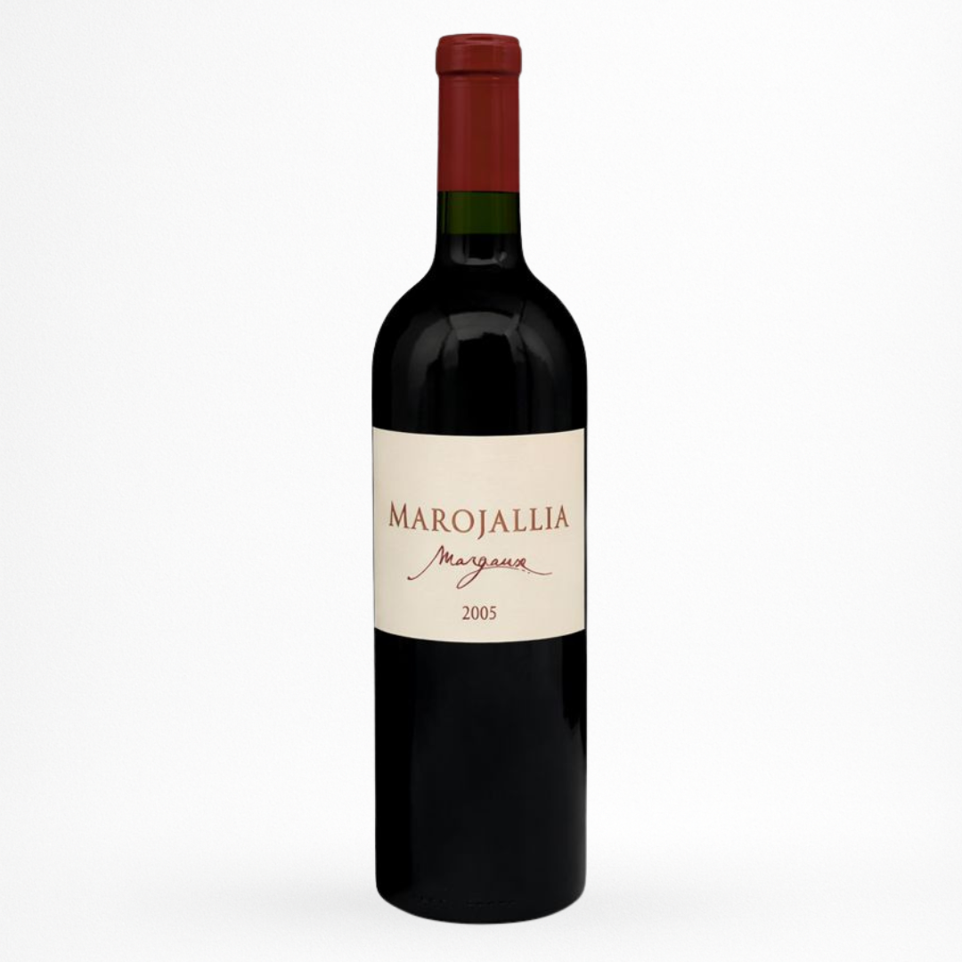 Bouteille de vin rouge Marojallia 2005 Margaux, étiquette rose pâle, capsule rouge, verre sombre sur fond blanc