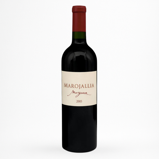 Bouteille de vin rouge Marojallia 2005 Margaux, étiquette rose pâle, capsule rouge, verre sombre sur fond blanc