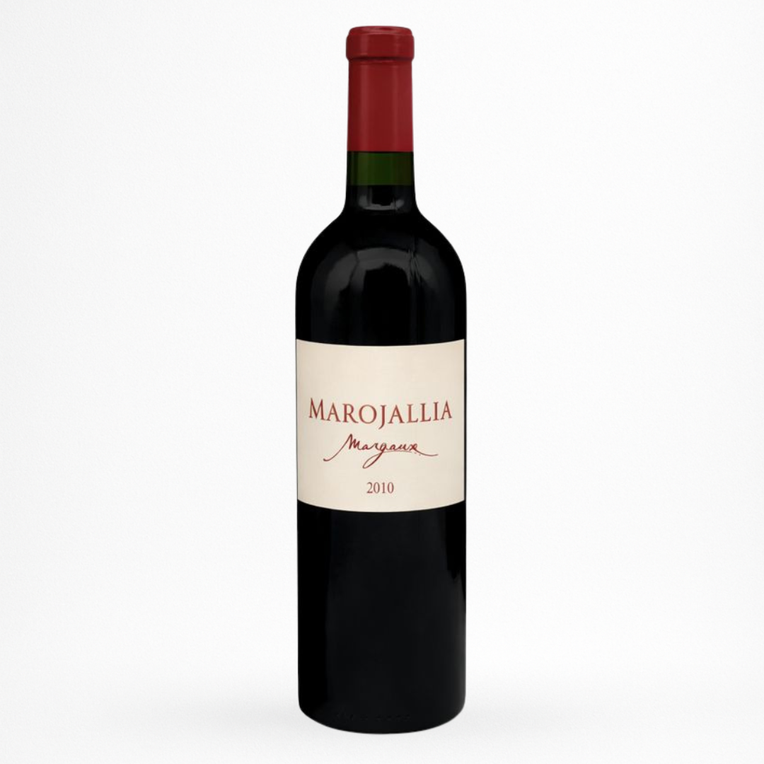 Bouteille de vin rouge Marojallia 2010 Margaux, étiquette rose pâle, capsule rouge, verre sombre sur fond blanc