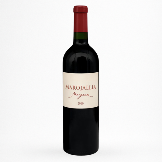 Bouteille de vin rouge Marojallia 2010 Margaux, étiquette rose pâle, capsule rouge, verre sombre sur fond blanc
