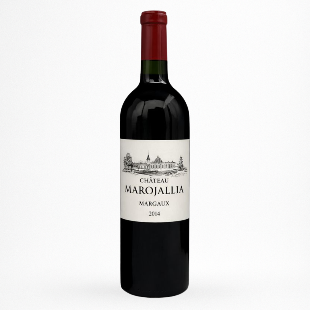 Bouteille de vin rouge Château Marojallia Margaux millésime 2014, étiquette blanche avec dessin de château, capsule rouge, verre sombre sur fond blanc