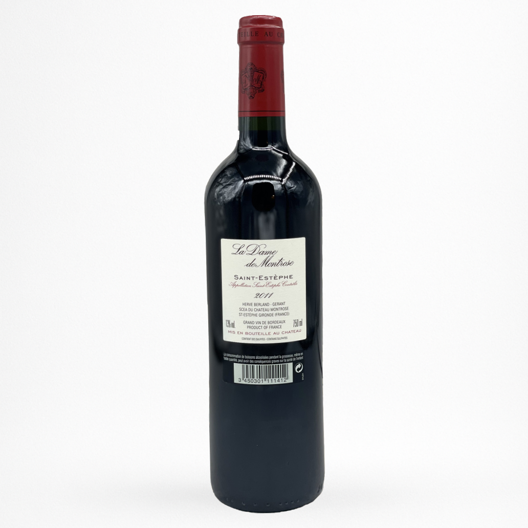 Bouteille de vin rouge La Dame de Montrose 2011 Saint-Estèphe, contre étiquette blanche, capsule bordeaux, verre sombre sur fond blanc