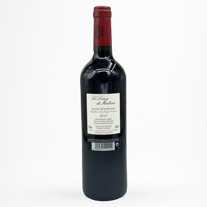 Bouteille de vin rouge La Dame de Montrose 2011 Saint-Estèphe, contre étiquette blanche, capsule bordeaux, verre sombre sur fond blanc