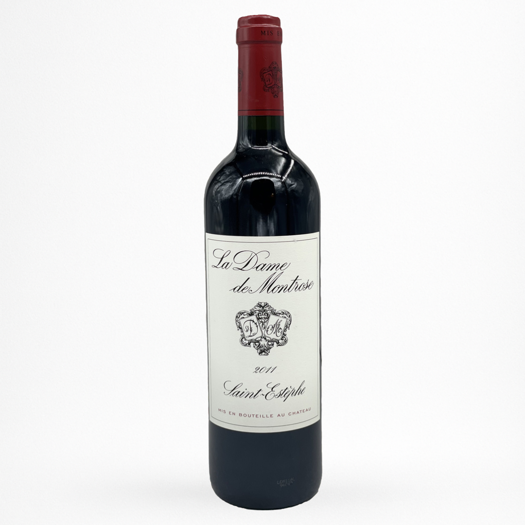 Bouteille de vin rouge La Dame de Montrose 2011 Saint-Estèphe, étiquette blanche, capsule bordeaux, verre sombre sur fond blanc