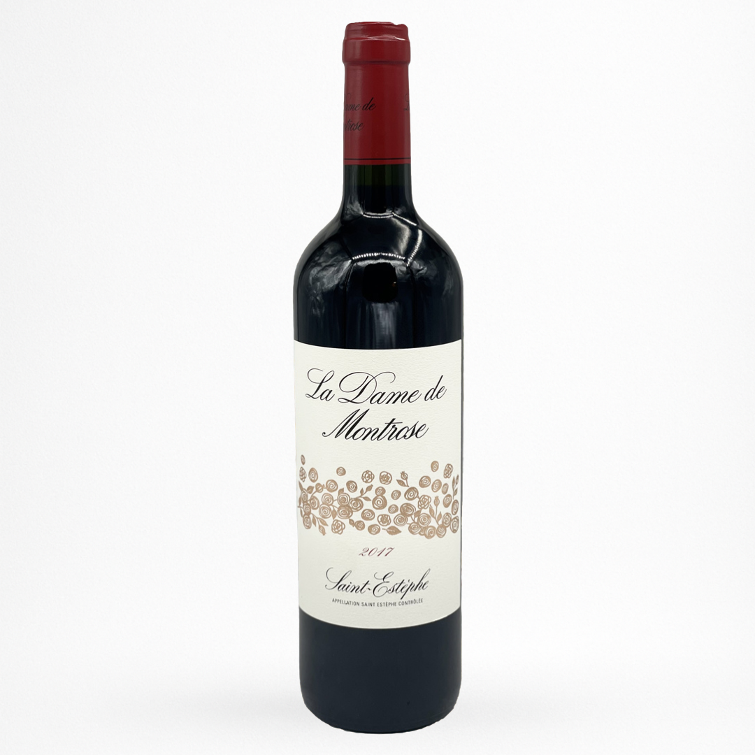 Bouteille de vin rouge La Dame de Montrose 2017 Saint-Estèphe, étiquette blanche, capsule bordeaux, verre sombre sur fond blanc