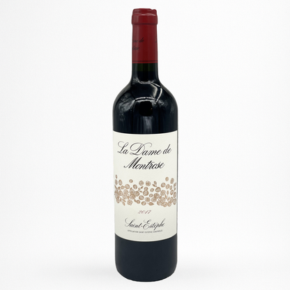 Bouteille de vin rouge La Dame de Montrose 2017 Saint-Estèphe, étiquette blanche, capsule bordeaux, verre sombre sur fond blanc