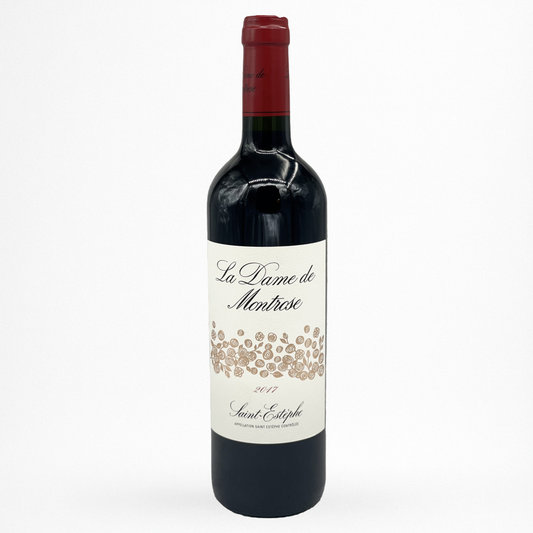 Bouteille de vin rouge La Dame de Montrose 2017 Saint-Estèphe, étiquette blanche, capsule bordeaux, verre sombre sur fond blanc
