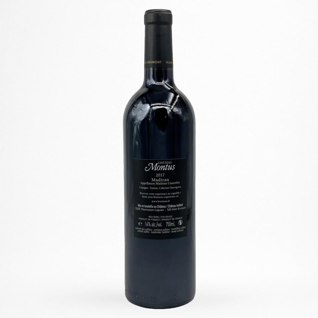 Bouteille de vin rouge Château Montus 2017 Madiran, contre étiquette blanche, capsule noire, verre sombre sur fond blanc