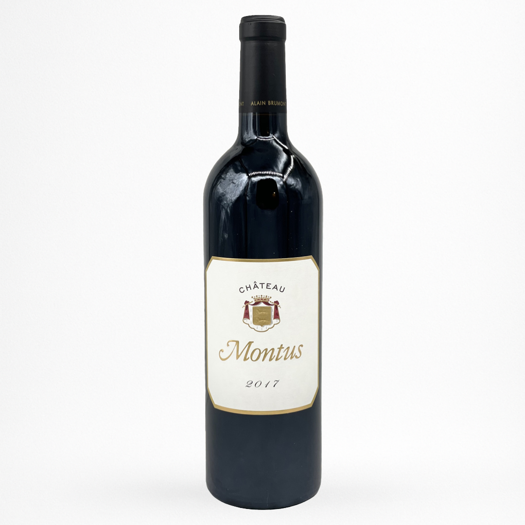 Bouteille de vin rouge Château Montus 2017 Madiran, étiquette blanche bord doré, capsule noire, verre sombre sur fond blanc