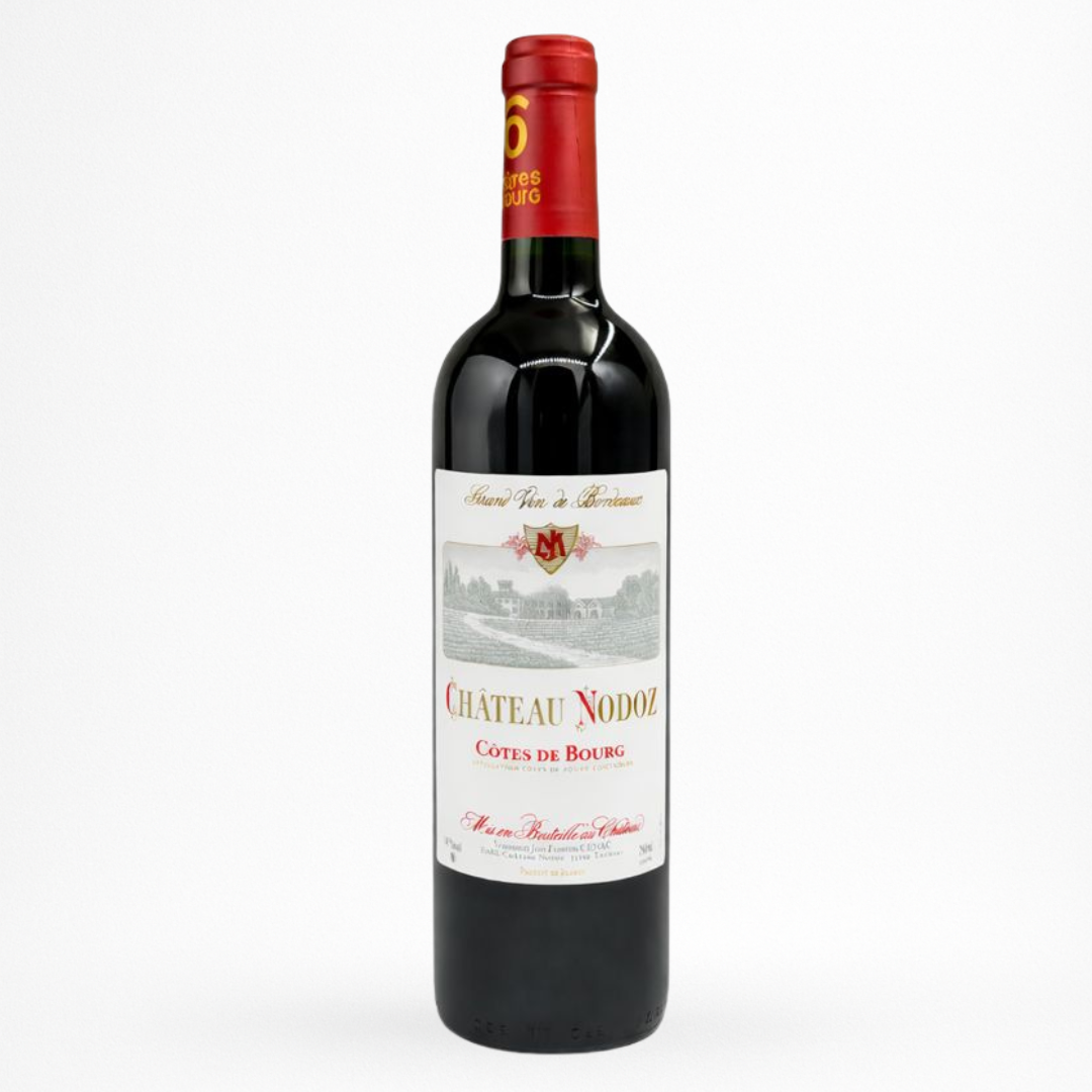 Bouteille de Château Nodoz – Cuvée Tradition 2023 (Côtes de Bourg), vin rouge : étiquette blanche “Château Nodot” avec blason et gravure en haut, capsule rouge, bouteille bordelaise sombre.