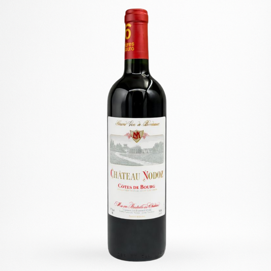 Bouteille de Château Nodoz – Cuvée Tradition 2023 (Côtes de Bourg), vin rouge : étiquette blanche “Château Nodot” avec blason et gravure en haut, capsule rouge, bouteille bordelaise sombre.