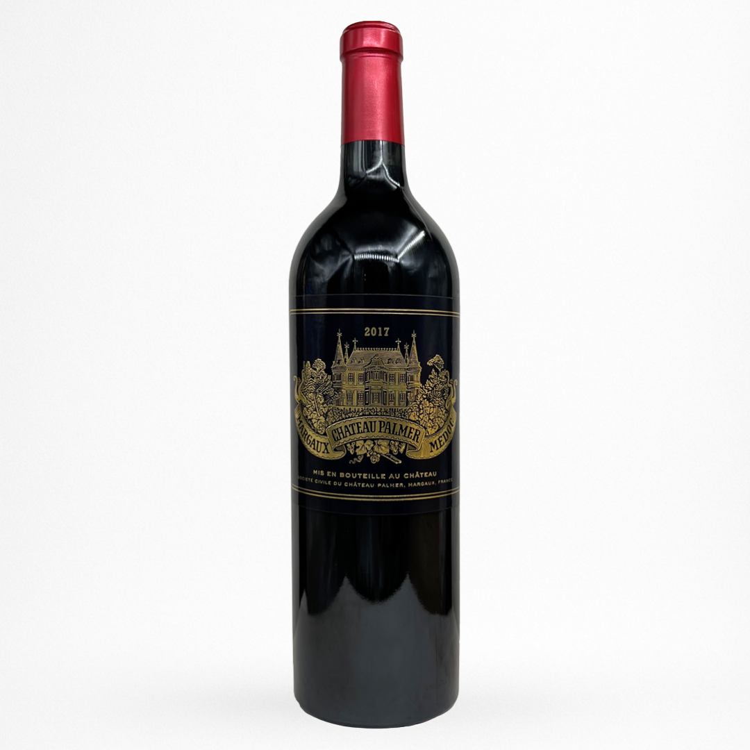 Bouteille de Château Palmer 2017 (Grand vin – AOC Margaux) : bouteille bordelaise sombre, capsule rouge, vin rouge profond. Étiquette noire avec dorures représentant le château, mention 2017 en haut, typographie élégante et finition haut de gamme, fond blanc studio.