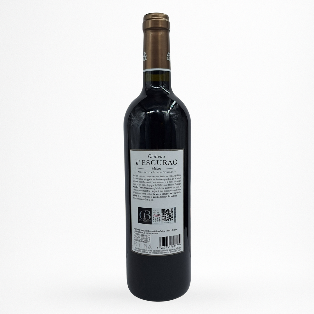 Bouteille de Château d’Escurac — Cru Bourgeois, Médoc (vin rouge de Bordeaux) contre etiquette sur fond blanc.