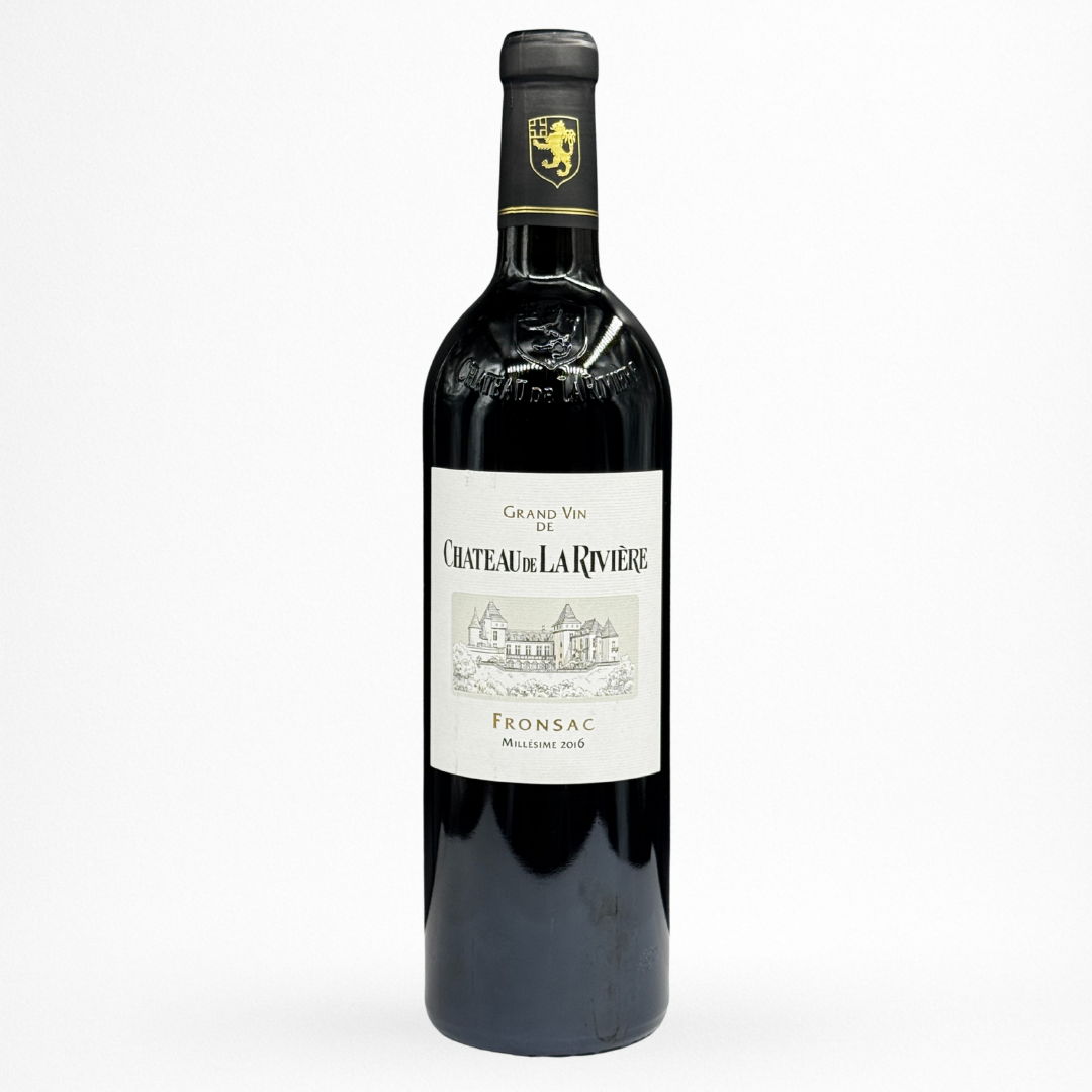 Bouteille de vin Château de La Rivière 2016 en AOC Fronsac sur fond blanc