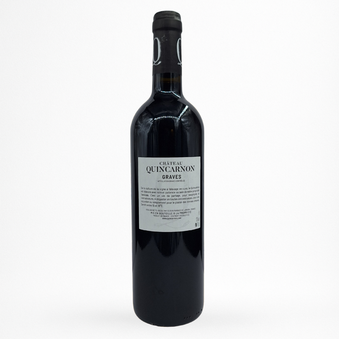 Bouteille Château de Quincarnon — Graves AOC (Bordeaux), contre etiquette vin rouge, étiquette blanche, sur fond blanc.
