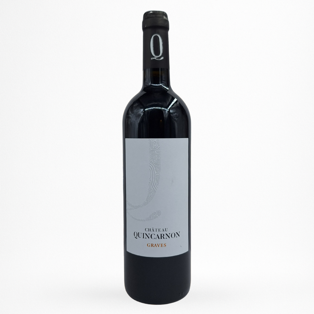 Bouteille Château de Quincarnon — Graves AOC (Bordeaux), vin rouge, étiquette blanche, sur fond blanc.