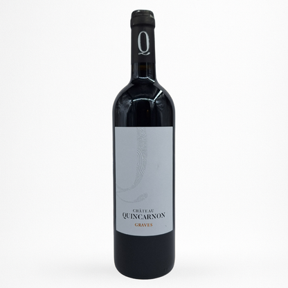 Bouteille Château de Quincarnon — Graves AOC (Bordeaux), vin rouge, étiquette blanche, sur fond blanc.