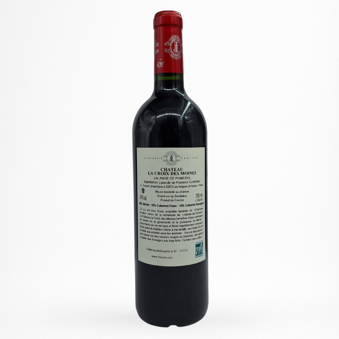 Château La Croix des Moines 2020 – Lalande-de-Pomerol AOP, vin rouge, contre etiquette bouteille packshot sur fond blanc, capsule rouge, étiquette grise motif croix décorative