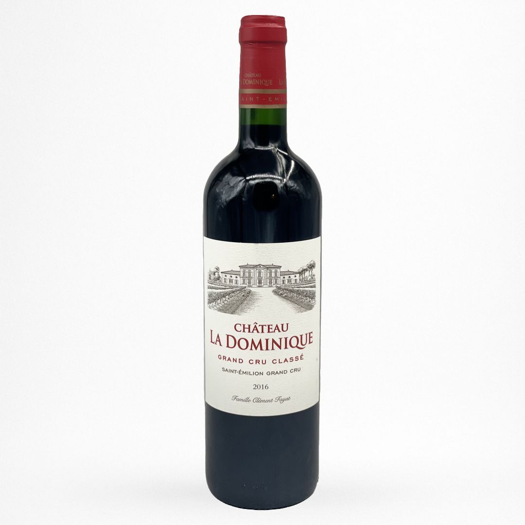 Château La Dominique 2016 – Saint-Émilion Grand Cru Classé, vin rouge, bouteille packshot sur fond blanc, capsule rouge, étiquette avec illustration du château