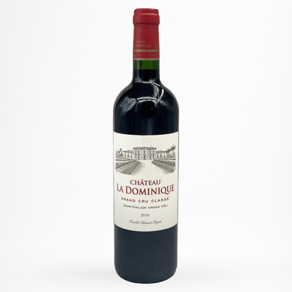Château La Dominique 2016 – Saint-Émilion Grand Cru Classé, vin rouge, bouteille packshot sur fond blanc, capsule rouge, étiquette avec illustration du château