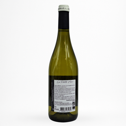 Bouteille de vin blanc Le Grand Verdus La Petite Fleur avec contre étiquette, capsule noire et verre teinté sur fond blanc