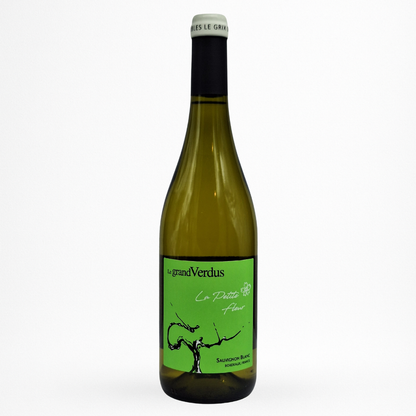 Bouteille de vin blanc Le Grand Verdus La Petite Fleur avec étiquette verte, capsule noire et verre teinté sur fond blanc