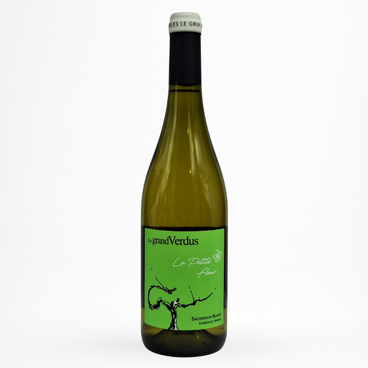 Bouteille de vin blanc Le Grand Verdus La Petite Fleur avec étiquette verte, capsule noire et verre teinté sur fond blanc