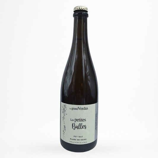 Bouteille de vin pétillant brut pet nat Le Grand Verdus Les Petites Bulles, verre brun, étiquette blanche, fond blanc
