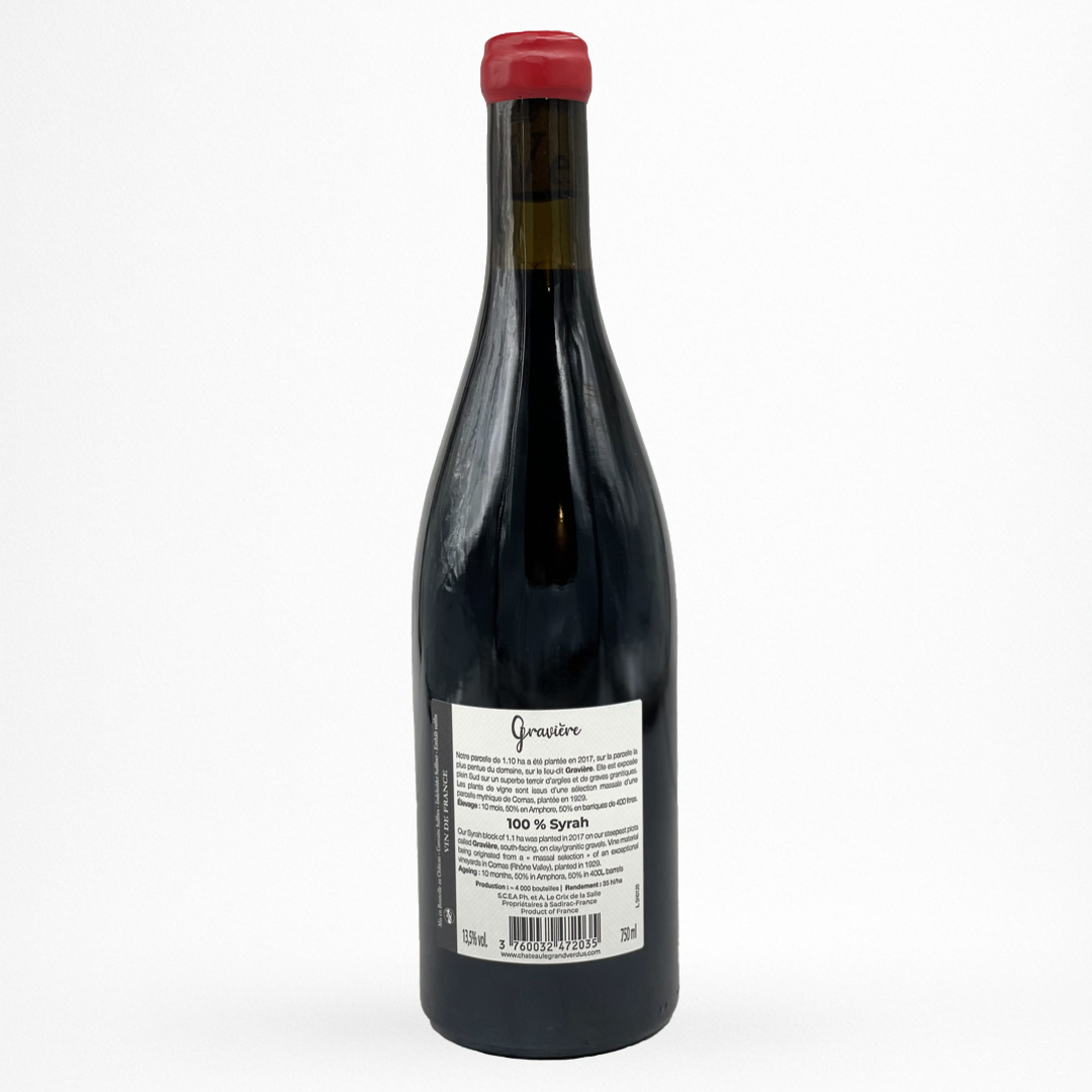 Bouteille de vin rouge Le Grand Verdus Gravière Syrah 2021, contre étiquette blanche, capsule rouge, fond blanc