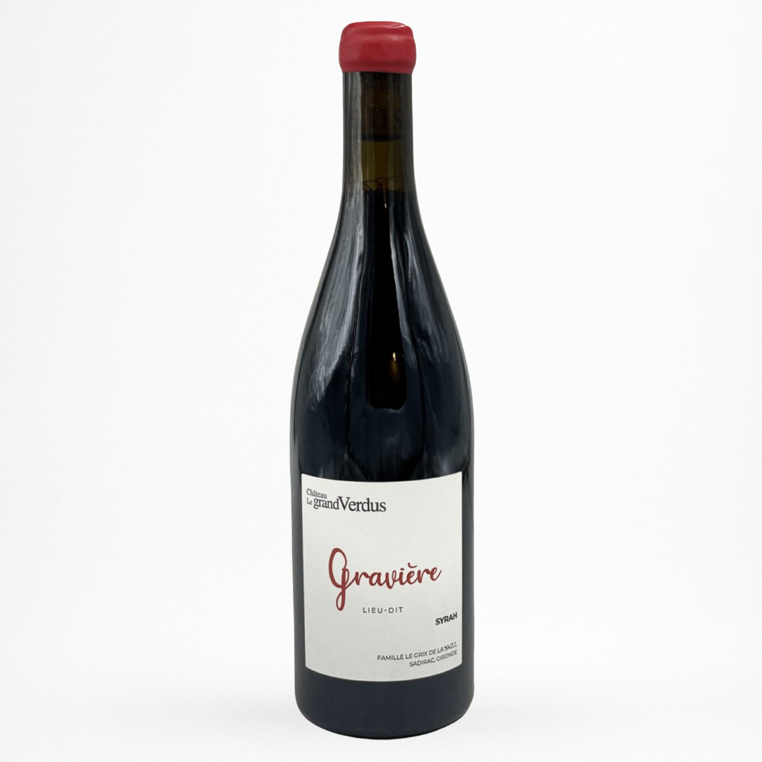 Bouteille de vin rouge Le Grand Verdus Gravière Syrah 2021, étiquette blanche, capsule rouge, fond blanc