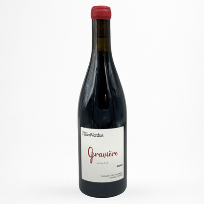 Bouteille de vin rouge Le Grand Verdus Gravière Syrah 2021, étiquette blanche, capsule rouge, fond blanc