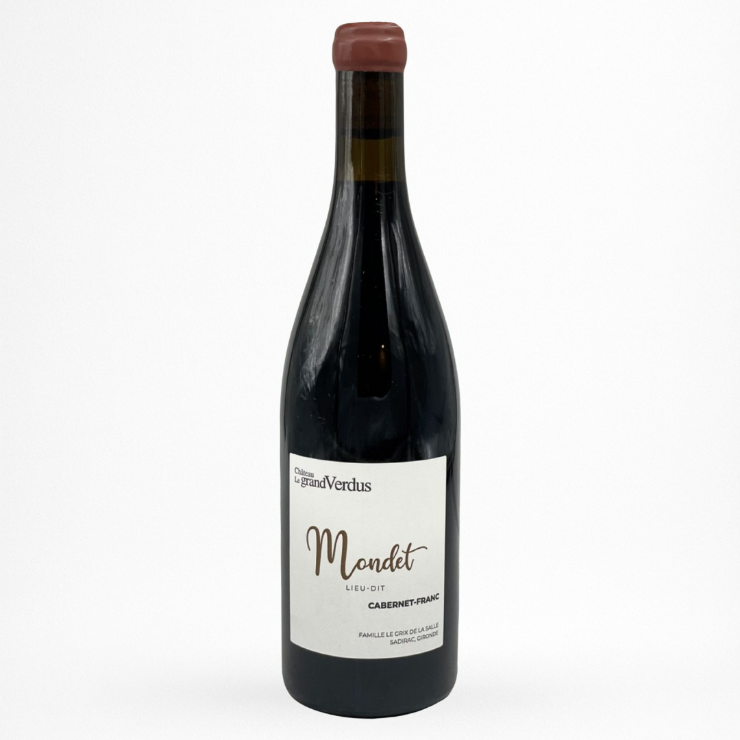 Bouteille de vin rouge Le Grand Verdus Mondet cabernet franc, étiquette blanche, capsule bordeaux, fond blanc