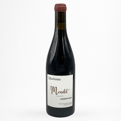 Bouteille de vin rouge Le Grand Verdus Mondet cabernet franc, étiquette blanche, capsule bordeaux, fond blanc