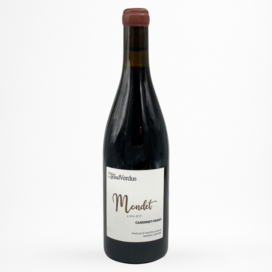Bouteille de vin rouge Le Grand Verdus Mondet cabernet franc, étiquette blanche, capsule bordeaux, fond blanc