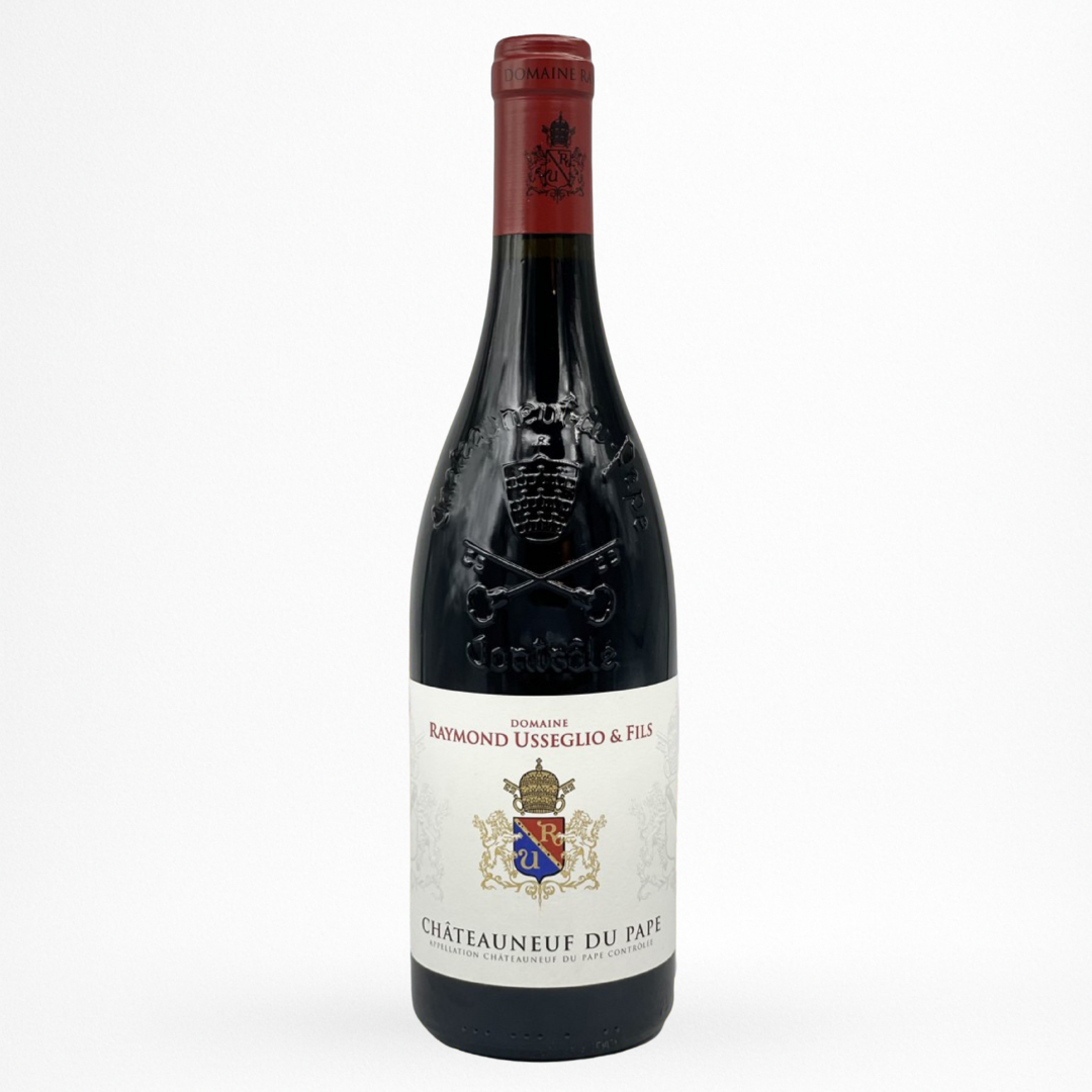 Châteauneuf-du-Pape rouge – Domaine Raymond Usseglio & Fils « Tradition » – bouteille sur fond blanc (Vallée du Rhône sud)