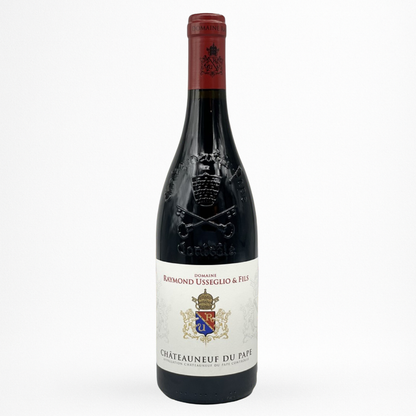 Châteauneuf-du-Pape rouge – Domaine Raymond Usseglio & Fils « Tradition » – bouteille sur fond blanc (Vallée du Rhône sud)
