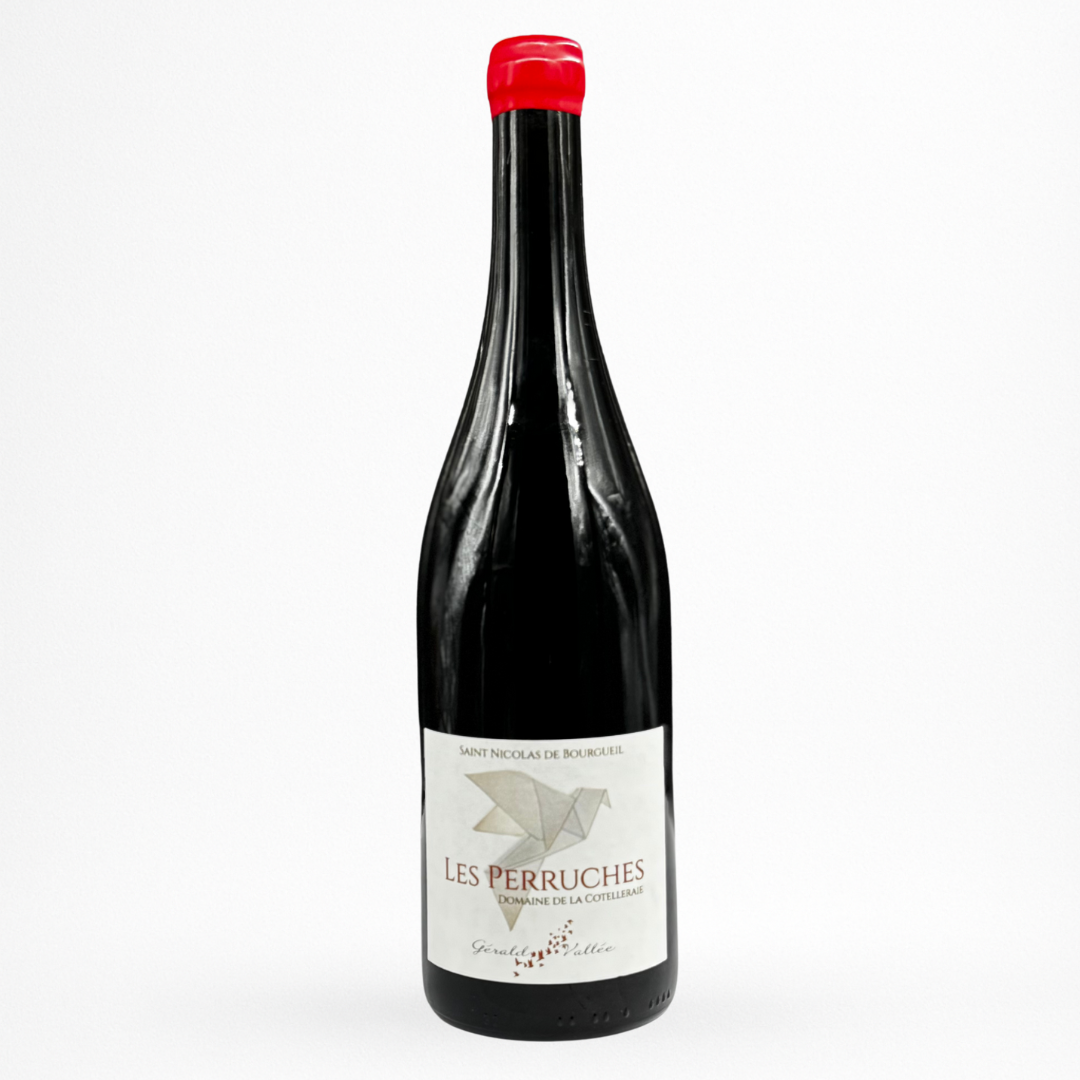 Bouteille de vin rouge Domaine de la Cotelleraie “Les Perruches” 2022 – AOC Saint-Nicolas-de-Bourgueil — packshot sur fond blanc, capsule rouge, étiquette blanche avec oiseau origami.