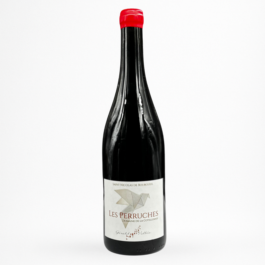Bouteille de vin rouge Domaine de la Cotelleraie “Les Perruches” 2022 – AOC Saint-Nicolas-de-Bourgueil — packshot sur fond blanc, capsule rouge, étiquette blanche avec oiseau origami.