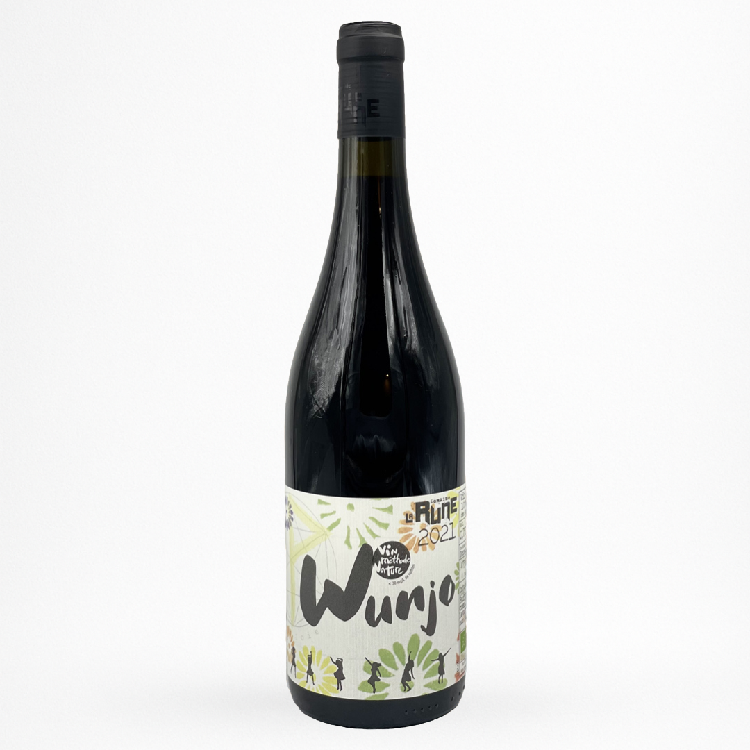 Bouteille Domaine de la Rune “Wunjo” 2022 – vin rouge (Vin de France), capsule grise, étiquette illustrée crème/vert “Wunjo”, packshot sur fond blanc.